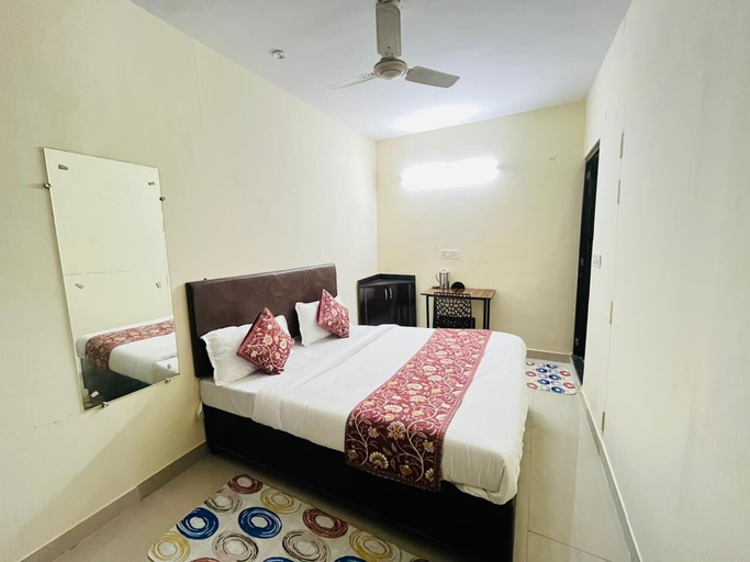 Room 3, Roomshala Hotel Crown, Delhi