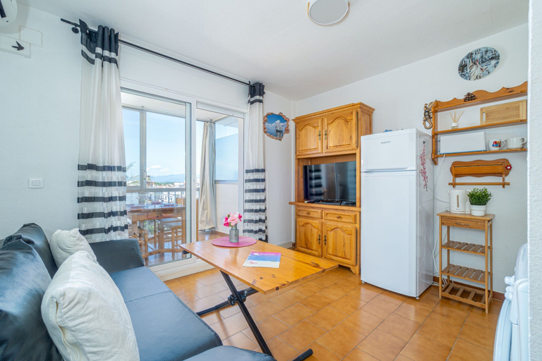 Primary image, Villa in Empuriabrava with Pool  Canal Access, Girona