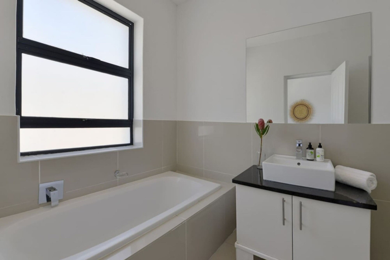 Room 2, Modern 2-bed Green Point Haven Stylish Central, City of Cape Town