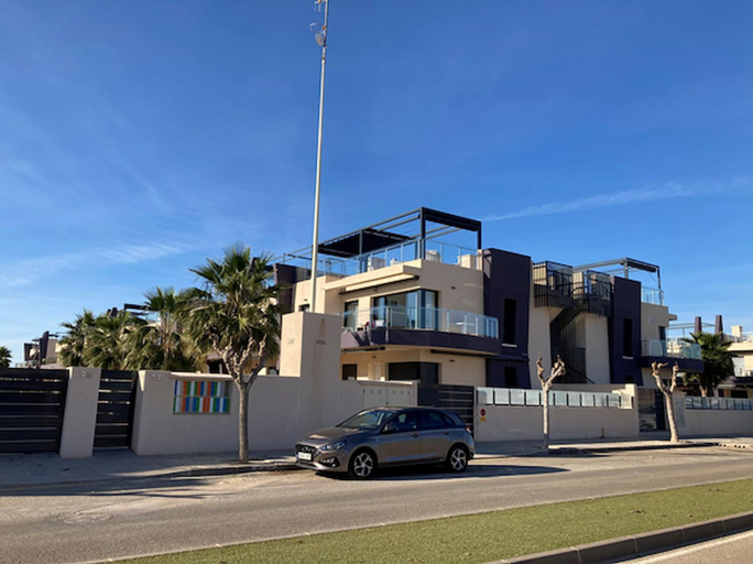 Exterior & Views