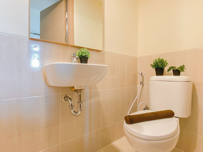Interior 4, Comfy Warm Tone Studio At Meikarta Apartment, Cikarang