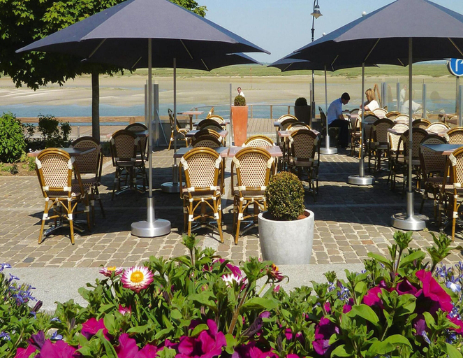Outdoor dining, Beachside Flat With Sunny Patio, Somme