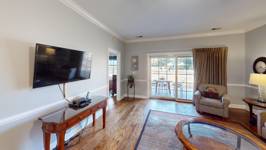 Interior 4, Magnolia Pointe Luster Leaf 4898-103, Horry
