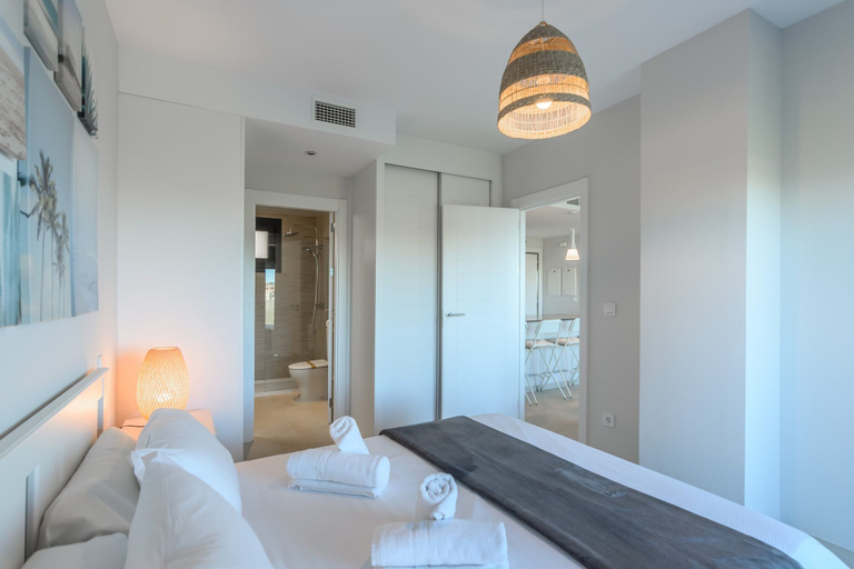 Room 2, Modern Apartment With Shared Pool, Huelva