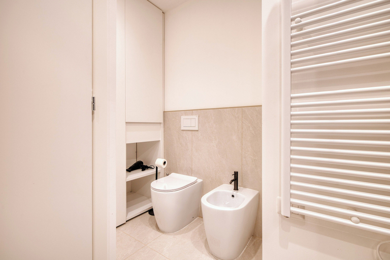 Bathroom 5, Two Flats Combined - Near Loreto Metro, Milano