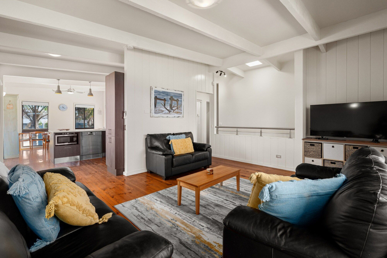 Living room 5, Spacious 4-bed Home 5-min From the Beach, Melbourne