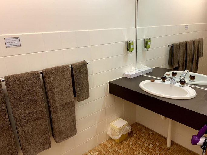 Bathroom 4, Kingswood Motel, Berrigan