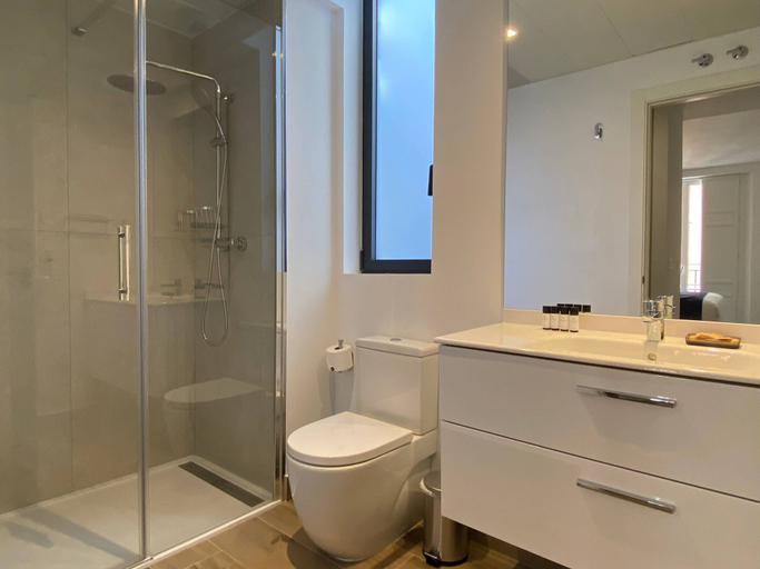 Room 5, w Amazing 2BR With Terrace in Chueca, Madrid