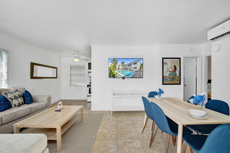 Room 4, Desoto 2 Bedrooms First Floor, Broward