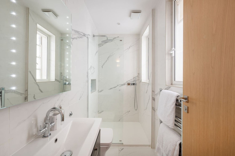 Room 3, Presidential Residence 14ft High Ceilings, London