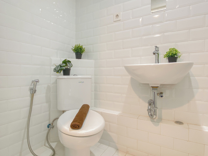 Bathroom 3, Simple And Modern Studio At Apartment Kingland Avenue, Tangerang
