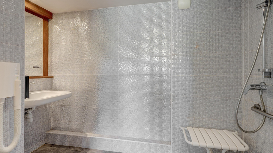 Bathroom 3, Campanile Compiegne, Oise