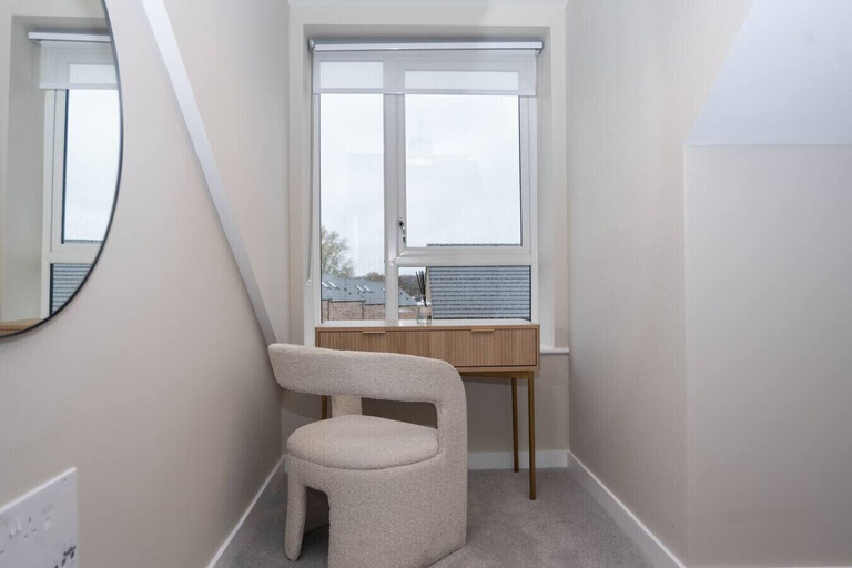Room 4, Stunning 3-bedroom Home With Free Parking, Birmingham