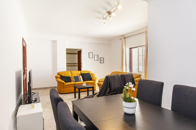 Room 4, W 02 - Bedroom 2 in Topside Luz Guesthouse, Lagos