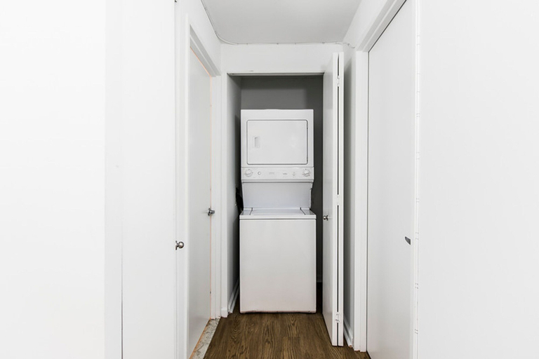 Room 2, Bright 2 Bedrooms 2 Bathrooms Unit With Balcony, New York