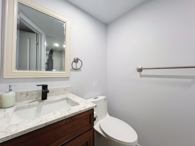 Bathroom 2, Cozy & Modern Ensuite Basement Rooms - Steps to Subway & Downsview Rogers Stadium, Toronto