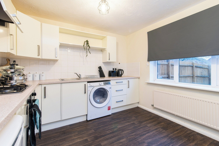 Private kitchen 3, Coventry 3bedroom With Private Garden & Parking, Coventry
