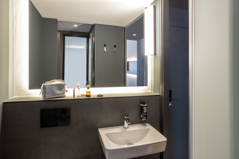 Bathroom 5, ibis Madrid Norte Las Tablas, Madrid