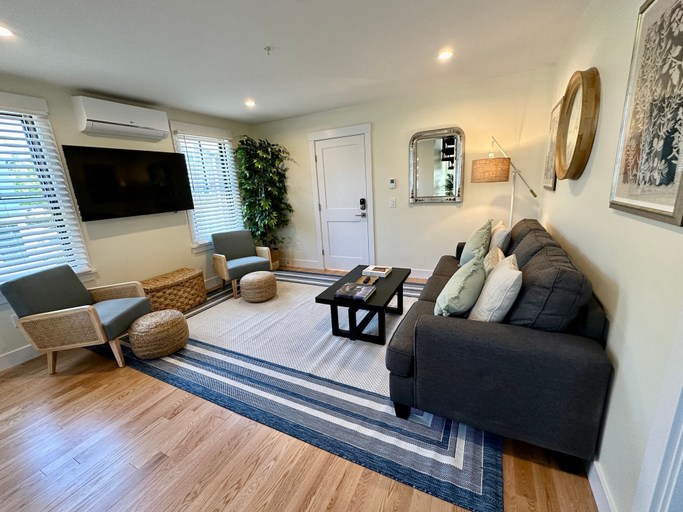 Room 2, Prime Location! Renovated House! 6 Bed/4 Bath, Newport