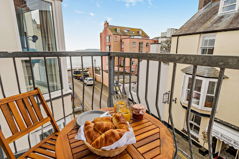 Room 4, St Mary s Seaview - In Town Walls Close to Beach, Pembrokeshire