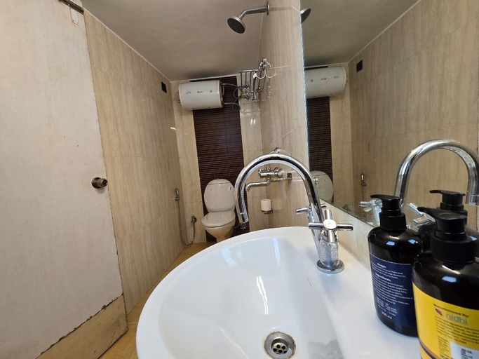 Bathroom 4, Hotel Trimoorti, Kolkata
