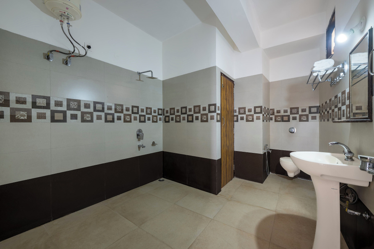 Bathroom 5, The Chalet Homestay, Solan