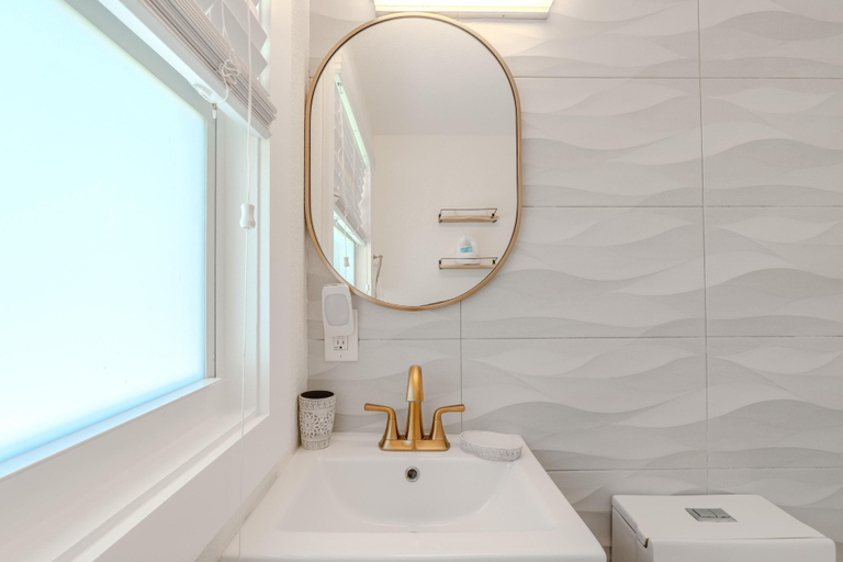 Bathroom 4, Blue Oasis, Lee