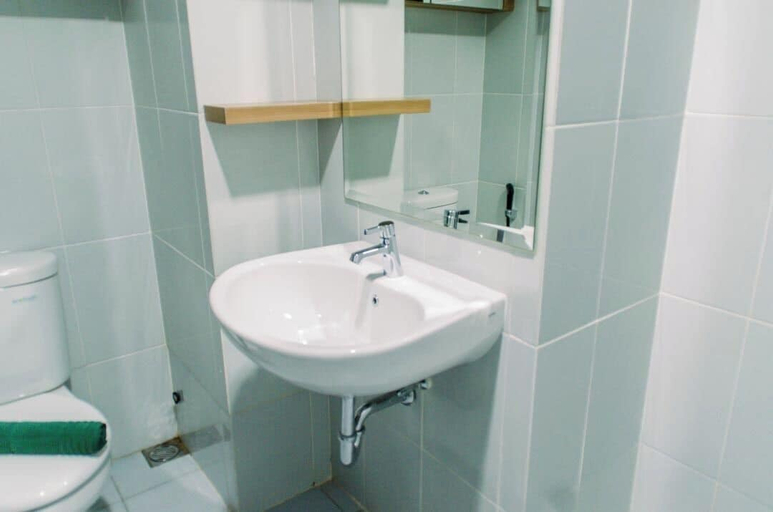 Bathroom 3, Comfort Studio at Casa De Parco Apartment, Tangerang