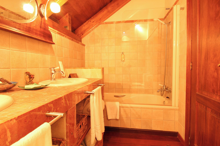 Bathroom, El Alboroque, Huesca