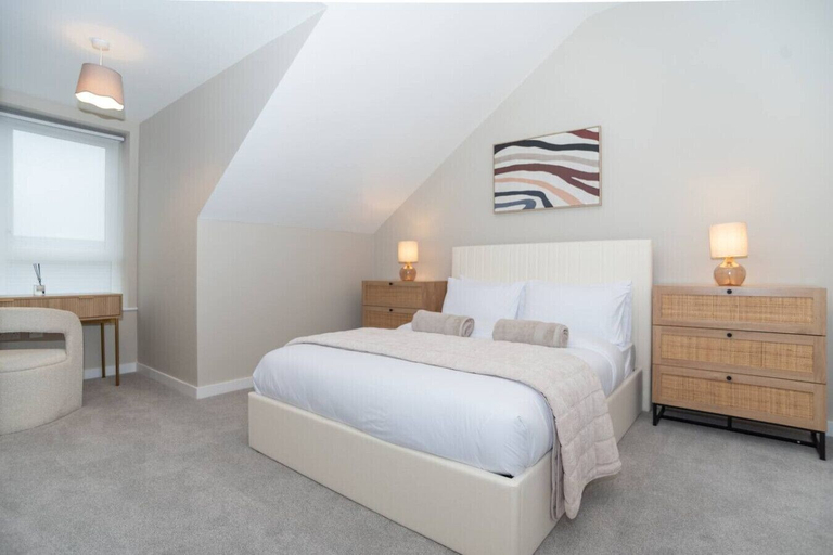 Room 3, Stunning 3-bedroom Home With Free Parking, Birmingham