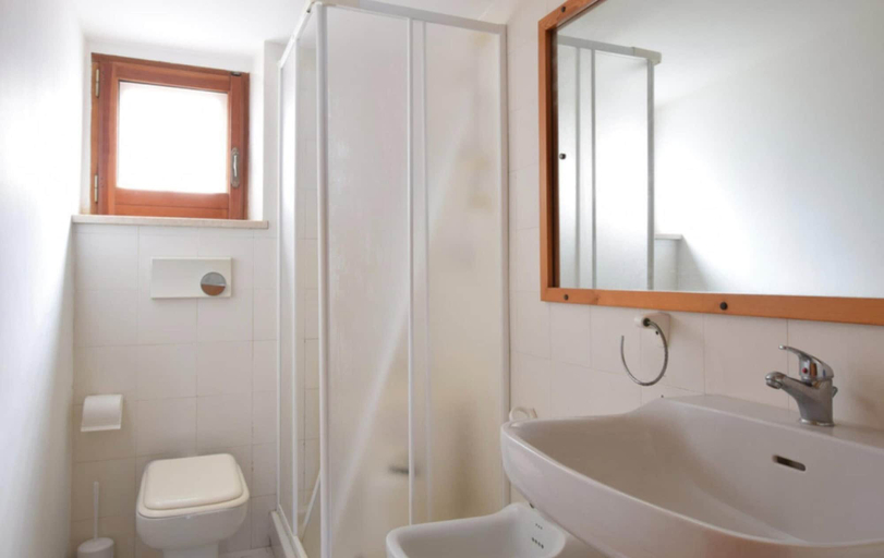 Bathroom 5, Seafront Apartment in Alcamo, Trapani