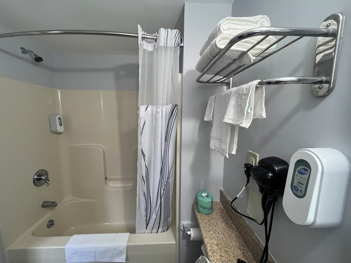 Bathroom 4, Chaplin Inn & Suites, Windham