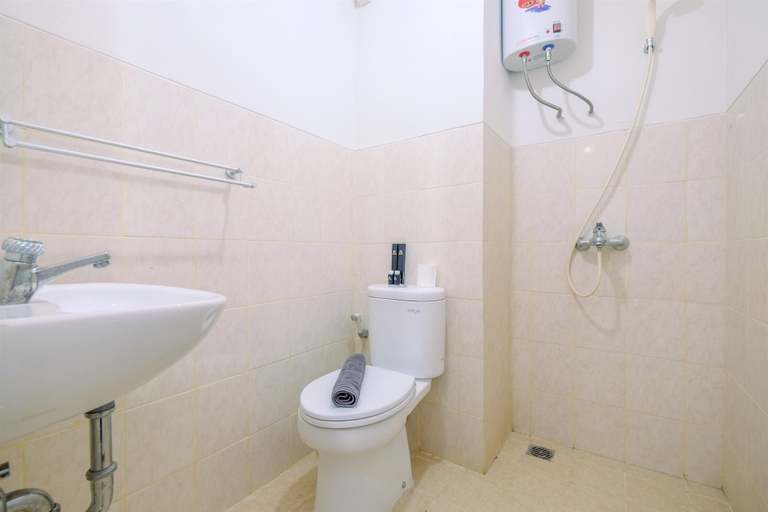 Bathroom, Homey And Cozy Studio At Park View Condominium Apartment, Depok