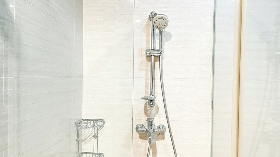 Bathroom 5, Modern And Comfy 2Br With Extra Room At Four Winds Apartment, South Jakarta