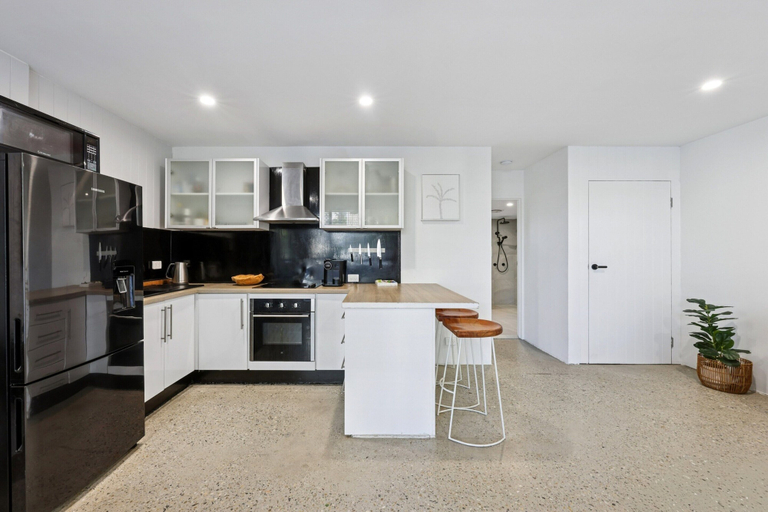 Private kitchen 4, Spacious 1-Bed Apartment in Coolangatta, Gold Coast