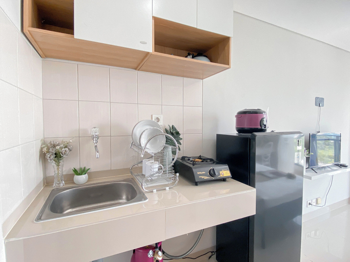 Private kitchen 4, Cozy Warm Tone Studio At Monroe Tower Apartment, Cikarang