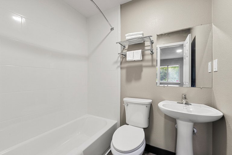 Bathroom 2, Efficiency Lodge Decatur, DeKalb