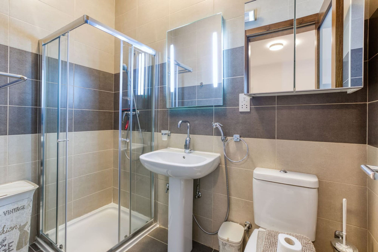 Room 2, Valley Sea Views With Furnished BBQ Balcony, St Julian's