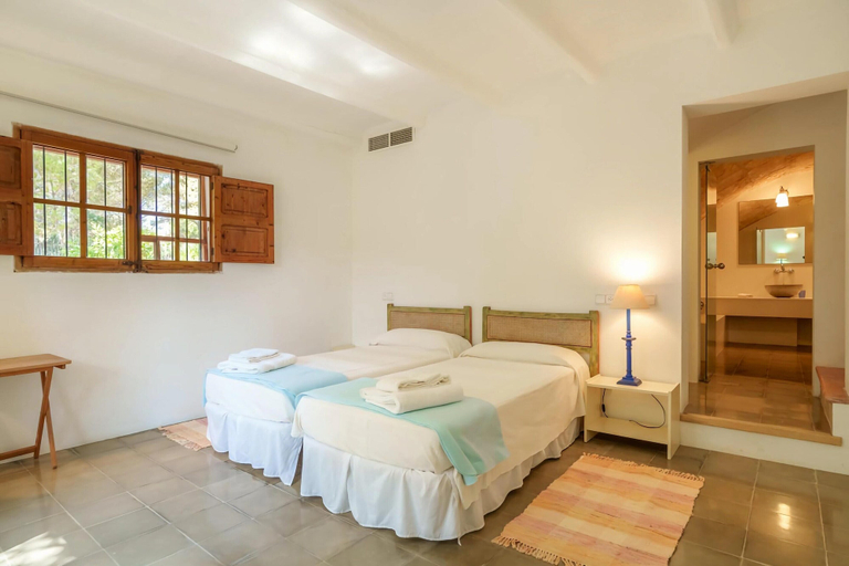 Room 4, 10-guest Beachfront Villa in Mallorca, Baleares