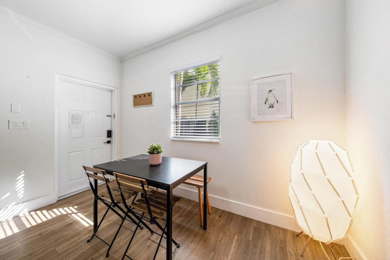 Room 4, Steps From Ocean Art Deco 1BR Free Parking, Miami-Dade