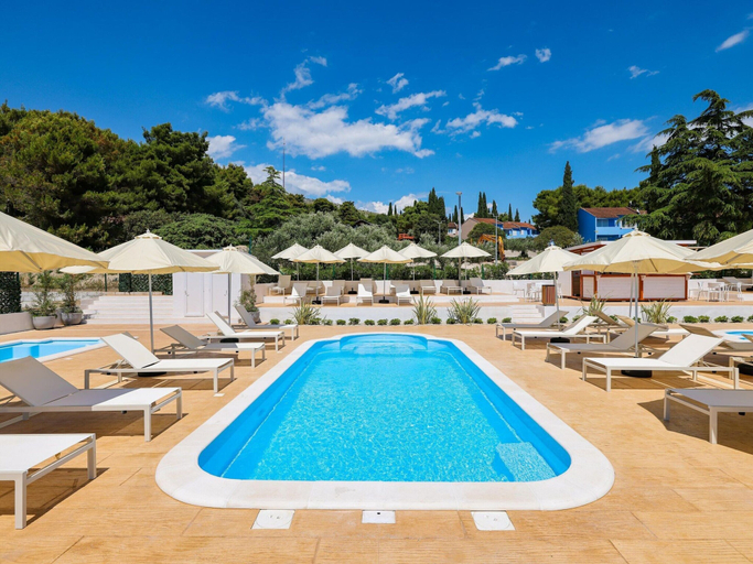 Others 4, Apartment Medena in Seget Donji -trogir With Pool, Seget
