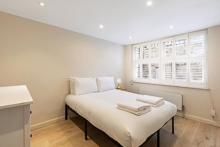 Bedroom 3, Beautiful Modern 4BR House in Central London, London