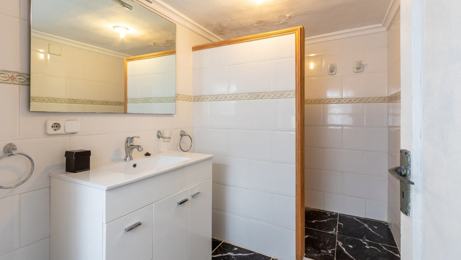 Bathroom 5, Sea-view Apartment in Alcudia With Balcony, Baleares