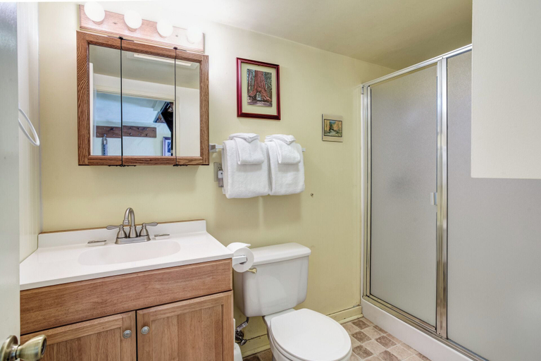 Bathroom 3, Chatterton's Cottage, Mariposa