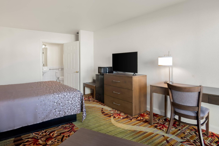 Bedroom 4, Rodeway Inn Garland Harbor Point, Dallas