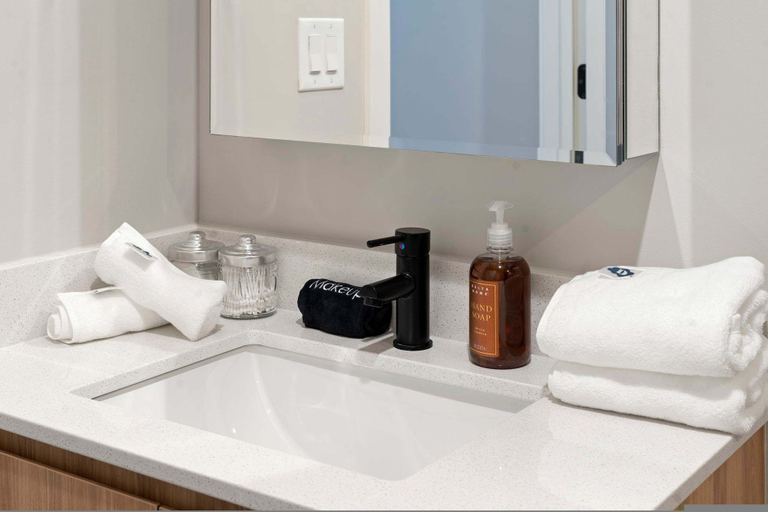 Room 3, Month Edgewater Booking 2BD 2BA w Gym Parking, Cook