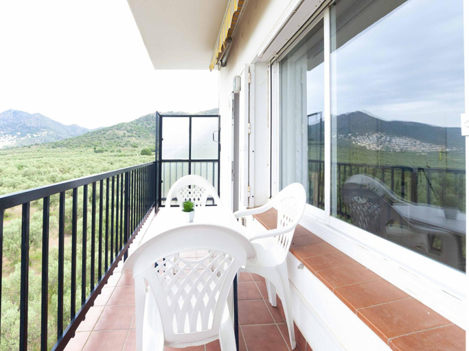 Balcony 3, Apartment in Roses With Sea Views & Pool, Girona