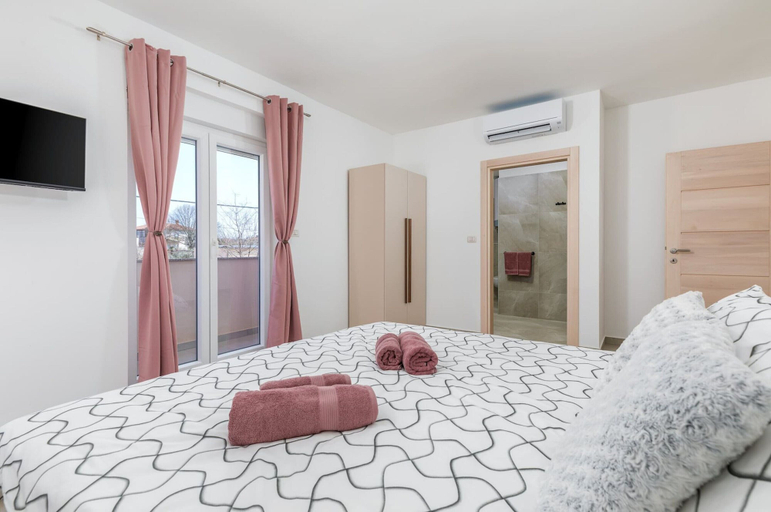 Room 5, Lovely Family Bungalow With Private Pool, Fažana