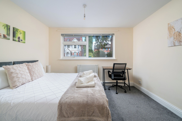 Room 4, Redhill Holiday Home Sleeps 4 - Parking, Surrey