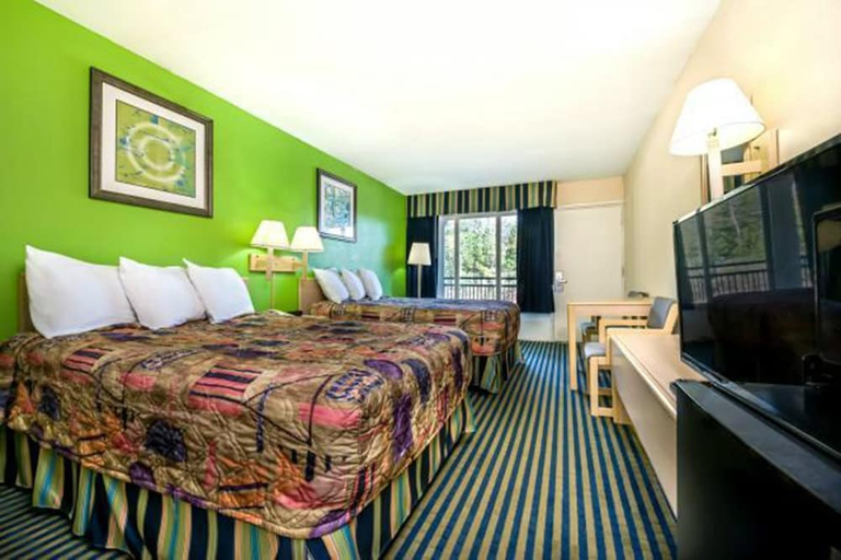 Bedroom 3, Days Inn by Wyndham Richmond Hill/Savannah, Bryan